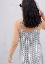 Lade das Bild in den Galerie-Viewer, Fließendes Kleid | &quot;MONOGRAMM&quot;
