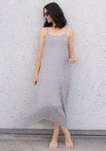 Lade das Bild in den Galerie-Viewer, Fließendes Kleid | &quot;MONOGRAMM&quot;
