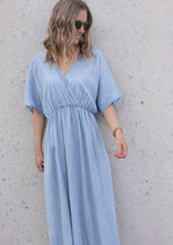 Lade das Bild in den Galerie-Viewer, Fließendes Lyocell Sommerkleid im Denim Look | &quot;COCO&quot;
