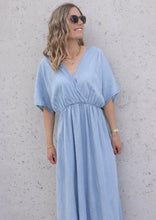 Lade das Bild in den Galerie-Viewer, Fließendes Lyocell Sommerkleid im Denim Look | &quot;COCO&quot;

