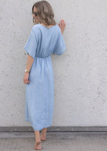 Lade das Bild in den Galerie-Viewer, Fließendes Lyocell Sommerkleid im Denim Look | &quot;COCO&quot;
