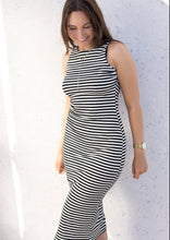 Lade das Bild in den Galerie-Viewer, Basic Kleid mit Beinschlitz &quot;MIUO&quot;
