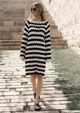 Lade das Bild in den Galerie-Viewer, Gehäkeltes Kleid &quot;BOHO STRIPES&quot; | Schwarz/Crème
