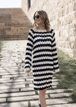 Lade das Bild in den Galerie-Viewer, Gehäkeltes Kleid &quot;BOHO STRIPES&quot; | Schwarz/Crème
