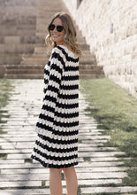 Lade das Bild in den Galerie-Viewer, Gehäkeltes Kleid &quot;BOHO STRIPES&quot; | Schwarz/Crème
