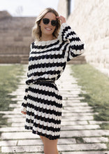 Lade das Bild in den Galerie-Viewer, Gehäkeltes Kleid &quot;BOHO STRIPES&quot; | Schwarz/Crème
