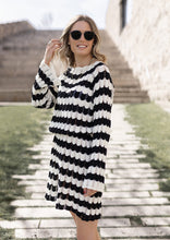 Lade das Bild in den Galerie-Viewer, Gehäkeltes Kleid &quot;BOHO STRIPES&quot; | Schwarz/Crème
