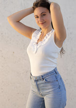 Lade das Bild in den Galerie-Viewer, Body mit Rüschen &quot;NELA&quot; | Zwei Farben
