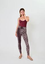 Lade das Bild in den Galerie-Viewer, Rita Leggings Leo Cherrywood Print | Oh April
