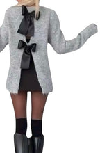 Lade das Bild in den Galerie-Viewer, Strickpullover mit Schleife | Grau &amp; Wollweiss
