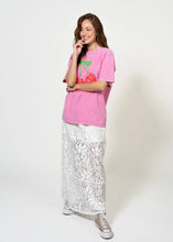 Lade das Bild in den Galerie-Viewer, Boyfriend T-Shirt Cherish | Fuchsia Acid
