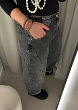 Lade das Bild in den Galerie-Viewer, Barrel Jeans  NERO | Washed Black
