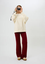 Lade das Bild in den Galerie-Viewer, OV Sweater Nostalgia Heart Off White | Oh April
