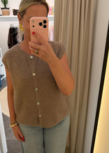 Lade das Bild in den Galerie-Viewer, Strickweste mit Permuttknöpfen
