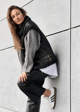 Lade das Bild in den Galerie-Viewer, Oversize Teddy Weste &quot;RUBY&quot; | Schwarz
