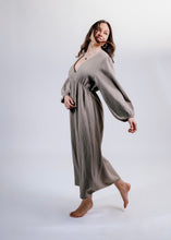 Lade das Bild in den Galerie-Viewer, Musselinkleid | Taupe, Beige, Schwarz
