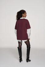 Lade das Bild in den Galerie-Viewer, BF T-Shirt Girl‘s Girl Aubergine Brown | Oh April x Saint Sass
