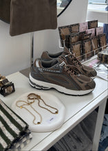 Lade das Bild in den Galerie-Viewer, Herbstlicher Sneaker | Chocolate
