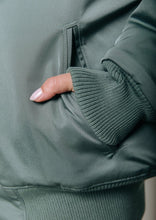 Lade das Bild in den Galerie-Viewer, Blouson &quot;FEM&quot; | Colourful Rebel
