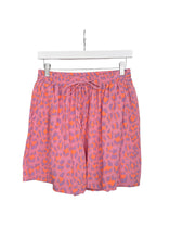 Lade das Bild in den Galerie-Viewer, Musselin Shorts | Neon Leo
