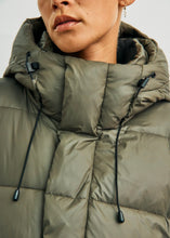 Lade das Bild in den Galerie-Viewer, Daunenmantel „PENNY“ Khaki | WithBlack
