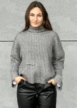 Lade das Bild in den Galerie-Viewer, Pullover &quot;LUCA&quot; | Dark Grey
