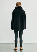 Lade das Bild in den Galerie-Viewer, Teddyjacke "Pernille" Schwarz | WithBlack
