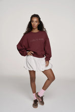 Lade das Bild in den Galerie-Viewer, Regular Sweater Girl´s Girl Aubergine Brown | Oh April x Saint Sass
