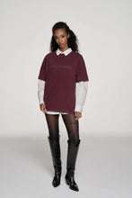 Lade das Bild in den Galerie-Viewer, BF T-Shirt Girl‘s Girl Aubergine Brown | Oh April x Saint Sass
