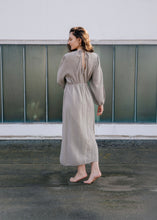 Lade das Bild in den Galerie-Viewer, Musselinkleid | Taupe, Beige, Schwarz
