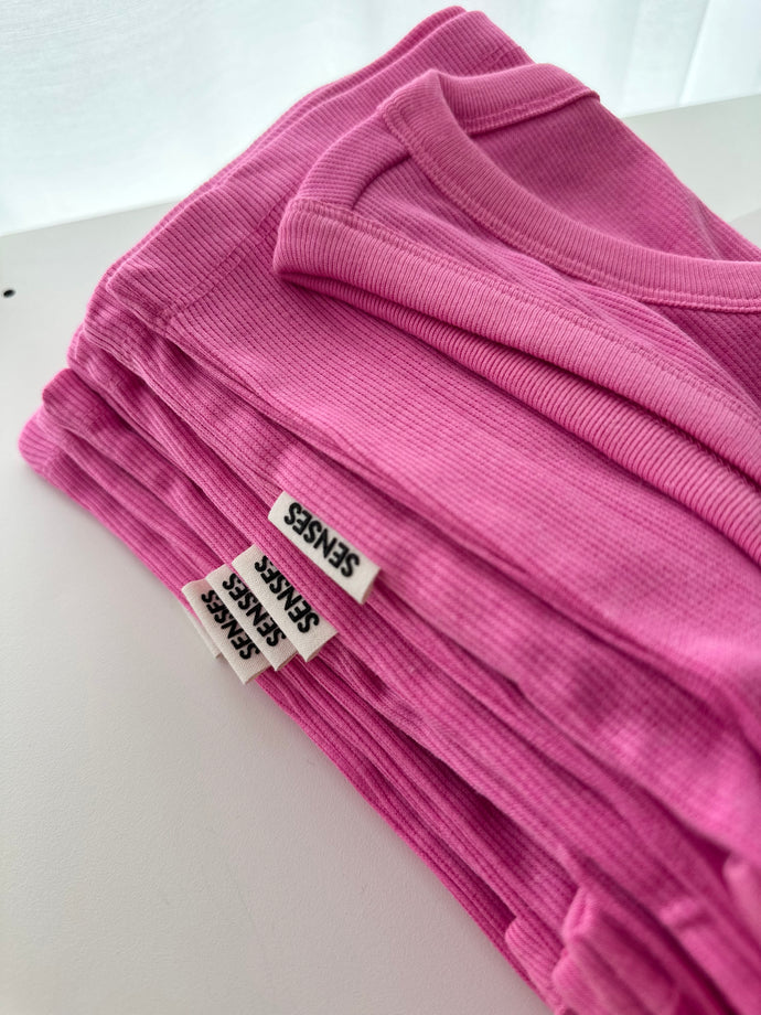 Geripptes Tanktop Til:da Weiß & Pink | Senses.The Label