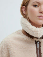 Lade das Bild in den Galerie-Viewer, Ariana Teddy Jacket  | Edited
