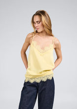 Lade das Bild in den Galerie-Viewer, Tami Satin Top Butter Yellow | Oh April
