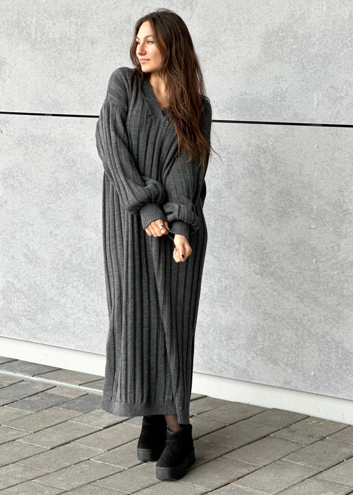Geripptes Strickkleid 