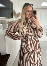 Lade das Bild in den Galerie-Viewer, Fließendes Kleid mit Animal Print &quot;MONTI&quot;
