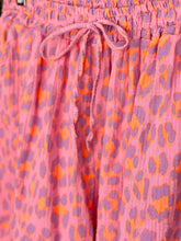 Lade das Bild in den Galerie-Viewer, Musselin Shorts | Neon Leo

