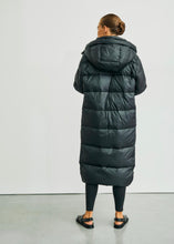 Lade das Bild in den Galerie-Viewer, Daunenmantel „PENNY“ Schwarz | WithBlack
