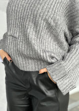 Lade das Bild in den Galerie-Viewer, Pullover &quot;LUCA&quot; | Dark Grey
