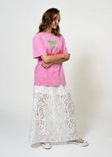 Lade das Bild in den Galerie-Viewer, Boyfriend T-Shirt Cherish | Fuchsia Acid
