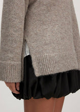 Lade das Bild in den Galerie-Viewer, Laiani Jumper Taupe | Edited
