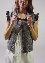 Lade das Bild in den Galerie-Viewer, Uva Denim Vest Leo Grey
