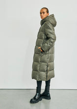 Lade das Bild in den Galerie-Viewer, Daunenmantel „PENNY“ Khaki | WithBlack
