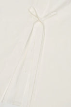 Lade das Bild in den Galerie-Viewer, Leya Oversized Shirt Warm White | Oh April x Saint Sass
