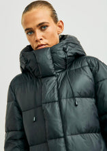 Lade das Bild in den Galerie-Viewer, Daunenmantel „PENNY“ Schwarz | WithBlack
