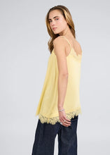 Lade das Bild in den Galerie-Viewer, Tami Satin Top Butter Yellow | Oh April
