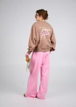 Lade das Bild in den Galerie-Viewer, Regular Sweater Croissant Almond Mist | Oh April
