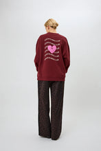 Lade das Bild in den Galerie-Viewer, OV Sweater Good Karma Wave Merlot | Oh April
