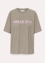 Lade das Bild in den Galerie-Viewer, BF T-Shirt AM to PM Taupe Acid | Oh April
