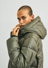 Lade das Bild in den Galerie-Viewer, Daunenmantel „PENNY“ Khaki | WithBlack
