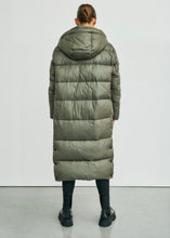 Lade das Bild in den Galerie-Viewer, Daunenmantel „PENNY“ Khaki | WithBlack
